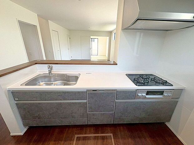 ☆キッチン☆3口コンロが嬉しいキッチン♪シンクや作業スペースも広くお料理しやすいキッチンです♪