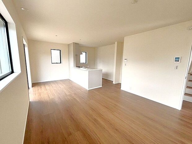 ☆リビング☆濃いブラウン系のフローリングなので、ヴィンテージや和テイストなど、お好みのインテリアスタイルを楽しむことができます(^^♪