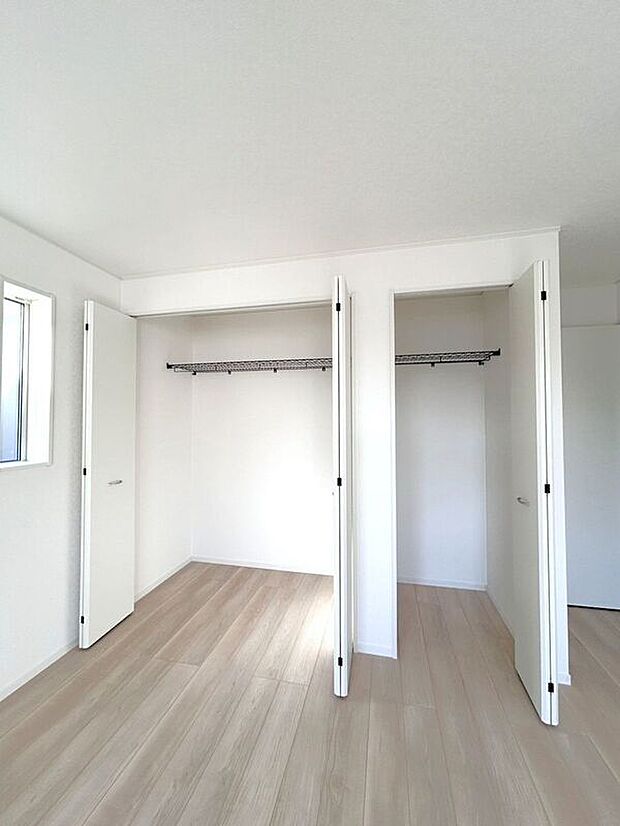 ☆クローゼット(7.5帖洋室）☆2つに分かれているのでお洋服とお荷物を分けて収納出来ます♪