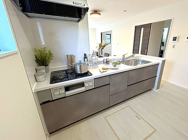 ☆キッチン☆3口コンロが嬉しいキッチン♪シンクや作業スペースも広くお料理しやすいキッチンです♪