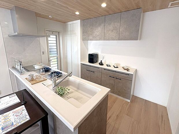 ☆キッチン☆天板が平らなフルフラットキッチン♪作業スペースが広く、複数人での調理がしやすいのも魅力です♪カップボードにパントリー完備♪