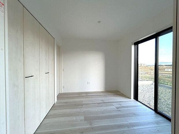 ☆4.5帖洋室☆リビングに面したお部屋♪お子様の室内遊び場や在宅ワークスペース等、ライフスタイルに合わせてお使いいただけます♪