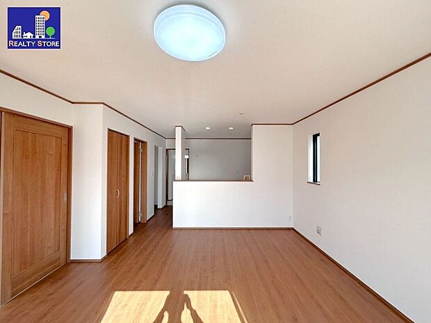 ☆リビング☆温かみのあるナチュラルな床色のリビング♪空間が明るい印象になり、家具やインテリアが合わせやすく人気のある色味です♪