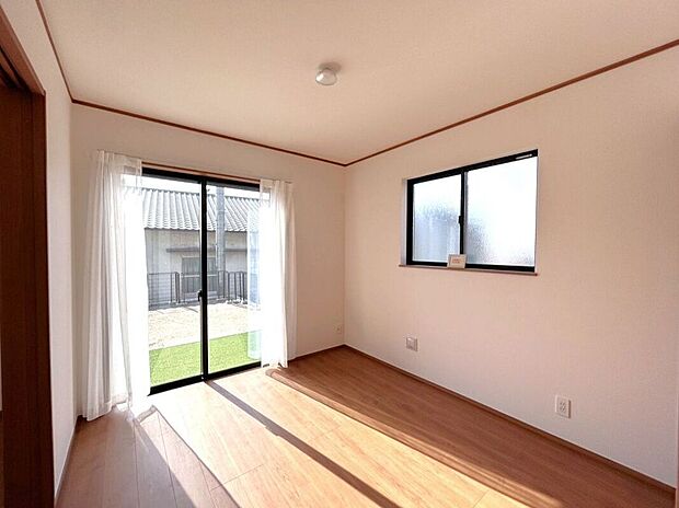 ☆5.25帖洋室☆リビングに面したお部屋♪お子様の室内遊び場や在宅ワークスペース等、ライフスタイルに合わせてお使いいただけます♪