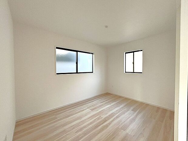 ☆6帖洋室☆リビングに面したお部屋♪お子様の室内遊び場や在宅ワークスペース等、ライフスタイルに合わせてお使いいただけます♪