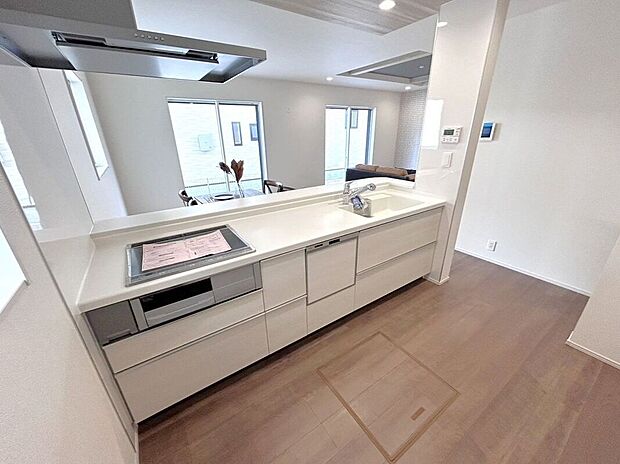 ☆キッチン☆白を基調とした明るい雰囲気のキッチン♪対面キッチンで家族との会話もはずみます♪床下収納も完備でしっかり収納！