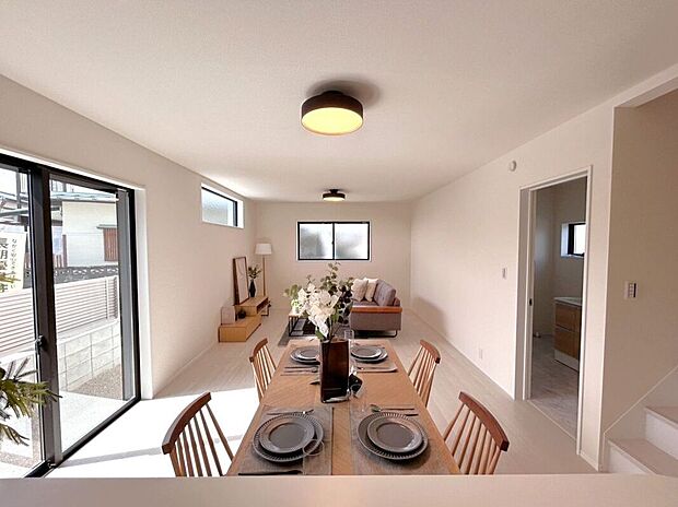 ☆リビング☆南面にある大きな窓から暖かな光が差し込みます♪