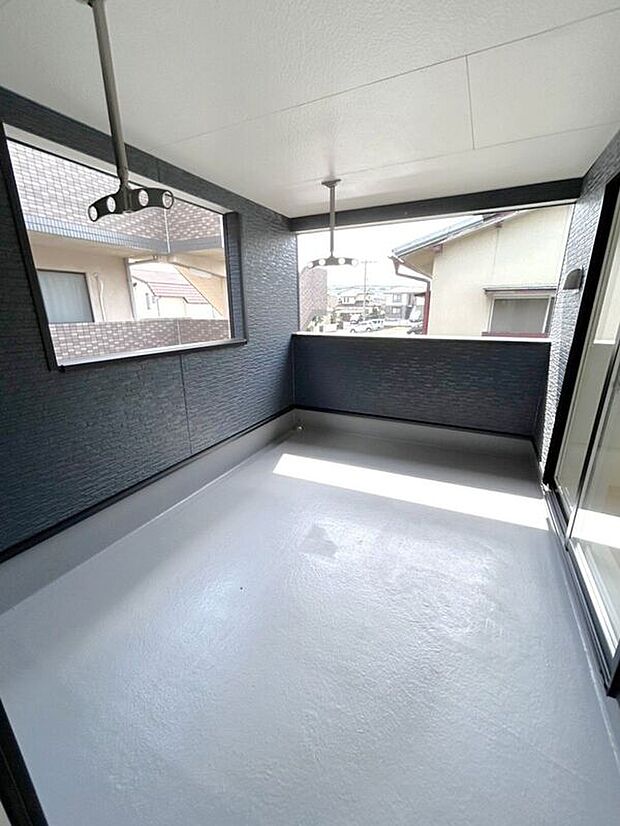 ☆バルコニー☆天候に左右されにくく使いやすいインナーバルコニー♪2部屋から出入り可能♪