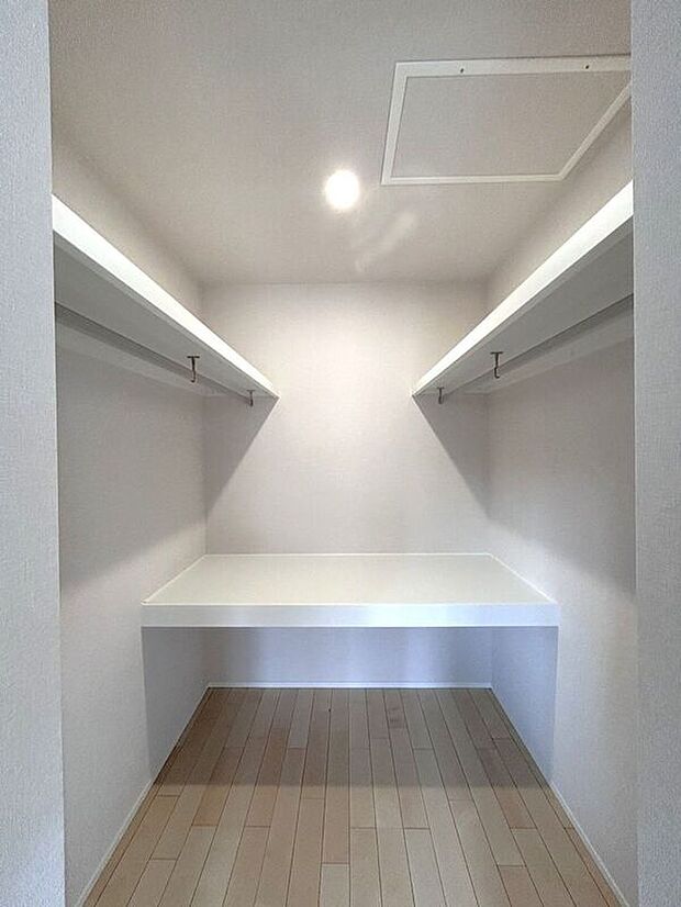 ☆WIC☆洋服やバッグをまとめて収納できるWIC。整理整頓しやすい便利な空間です♪