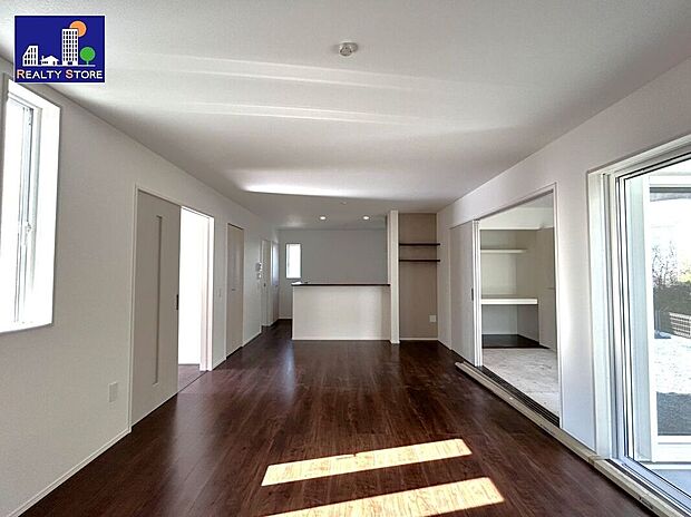 ☆リビング☆両面採光で日当たりがよく明るいお部屋♪18帖の広さでご家族皆様でゆっくり寛げます♪