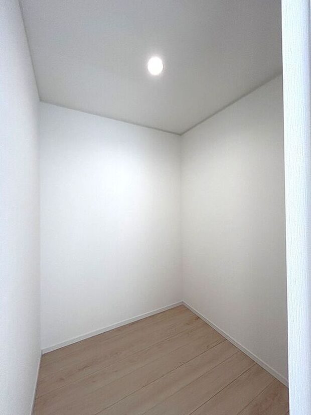 ☆ファミリークローク☆ご家族分の衣類やバッグ、小物等をまとめて収納できるファミリークローク完備しています♪