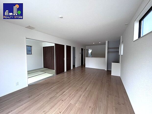 ☆リビング☆温かみのあるナチュラルな床色のリビング♪空間が明るい印象になり、家具やインテリアが合わせやすく人気のある色味です♪