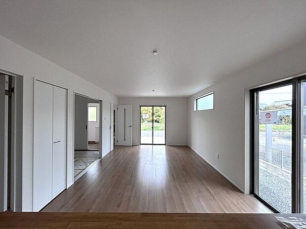 ☆リビング☆家具を置いてもゆとりの広さ♪17.6帖の広々としたリビング♪