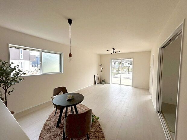 ☆リビング☆上品で清潔感のあるホワイトの床♪家具や小物を引き立て、お部屋の雰囲気を変えることができます♪