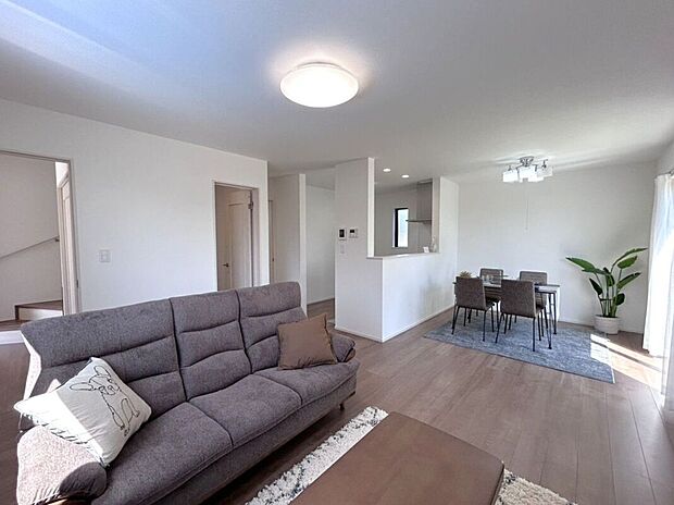 ☆リビング☆明るく開放的なリビングダイニング♪家族がゆったり過ごせる空間です♪