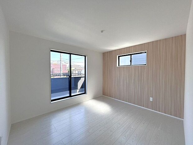 ☆8帖洋室☆アクセントクロスがお洒落なお部屋♪主寝室におすすめです♪