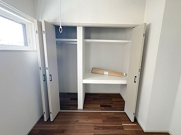 ☆クローゼット(4.3帖洋室)☆容量大きめなので、お部屋がすっきり片付きます♪