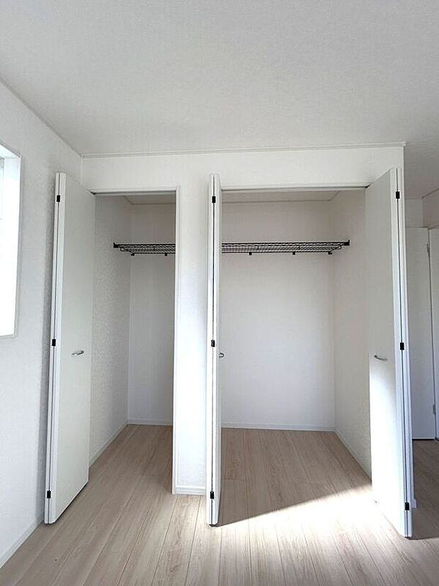 ☆クローゼット（7.5帖洋室）☆2つに分かれているのでお洋服とお荷物を分けて収納できます♪