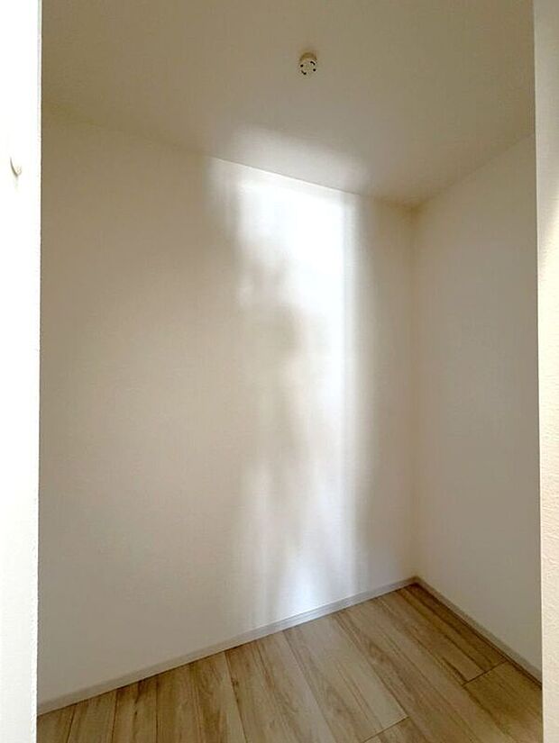 ☆WIC☆洋服やバッグをまとめて収納できるWIC。整理整頓しやすい便利な空間です♪