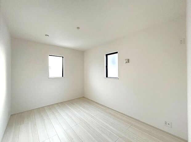 【室内】☆南西側6帖洋室☆腰高窓の家具の配置がしやすいお部屋♪