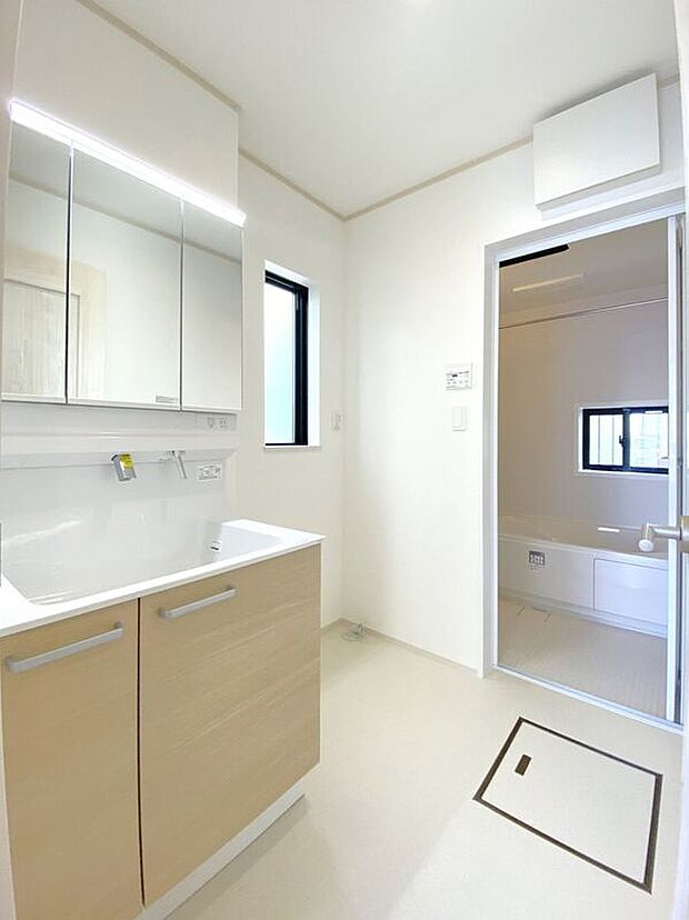 【洗面】☆洗面脱衣室☆ゆとりのある広さの洗面脱衣室♪洗面台は使い勝手の良い三面鏡仕様♪鏡裏にも収納スペースしっかり完備♪