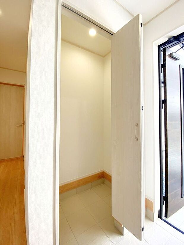 【玄関】☆SIC☆外出時や玄関周りで使用するものをまとめて収納可能♪玄関スペースを広々お使い頂けます♪