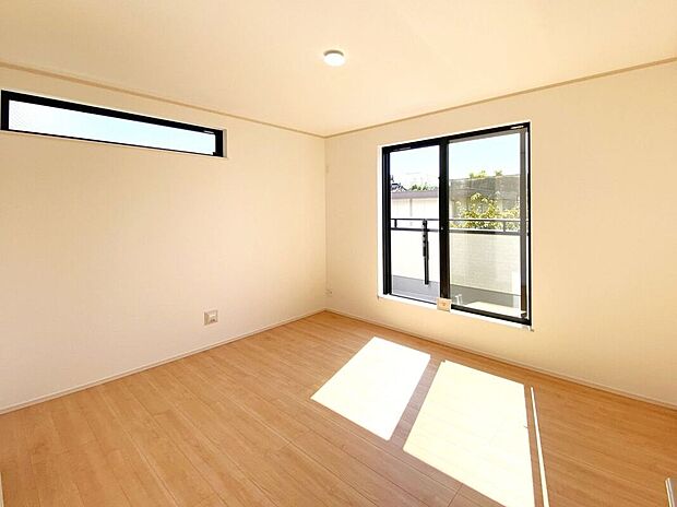 【寝室】☆7帖洋室☆2面採光♪南側のお部屋♪バルコニーに面した窓や高窓からの光が、お部屋全体を照らします♪