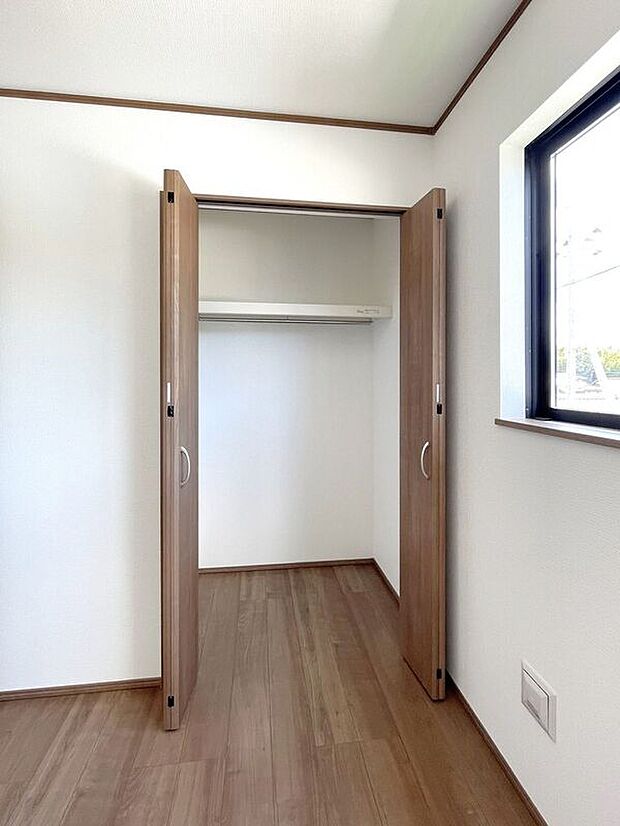 【収納】☆クローゼット(5.25帖洋室)☆棚が付いているのでスペースを無駄にすることなく収納いただけます♪