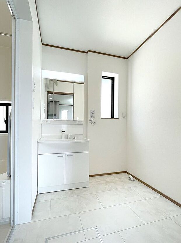 【洗面】☆洗面脱衣室☆ゆとりのある広さの洗面脱衣室♪洗面台は使い勝手の良い三面鏡仕様♪鏡裏にも収納スペースしっかり完備♪