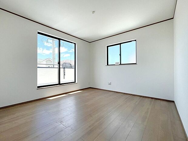 【寝室】☆7.75帖洋室☆2面採光♪バルコニーに面した明るいお部屋♪