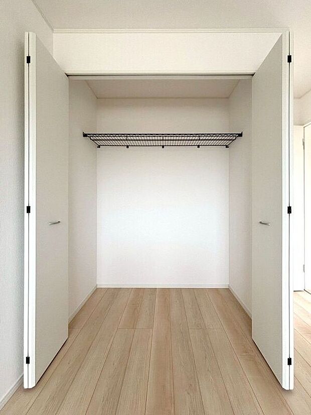 【収納】☆クローゼット(6.5帖洋室)☆棚がついているのでスペースを無駄にすることなくたっぷり収納いただけます♪