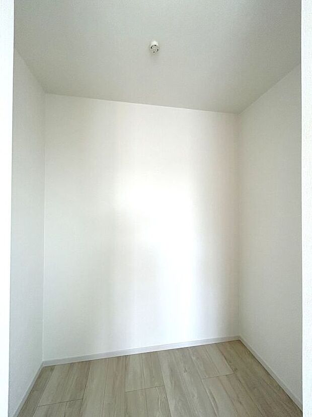 【収納】☆WIC(8.6帖洋室)☆大容量収納可能なWIC(左)で毎日のコーディネートが楽しくなります♪