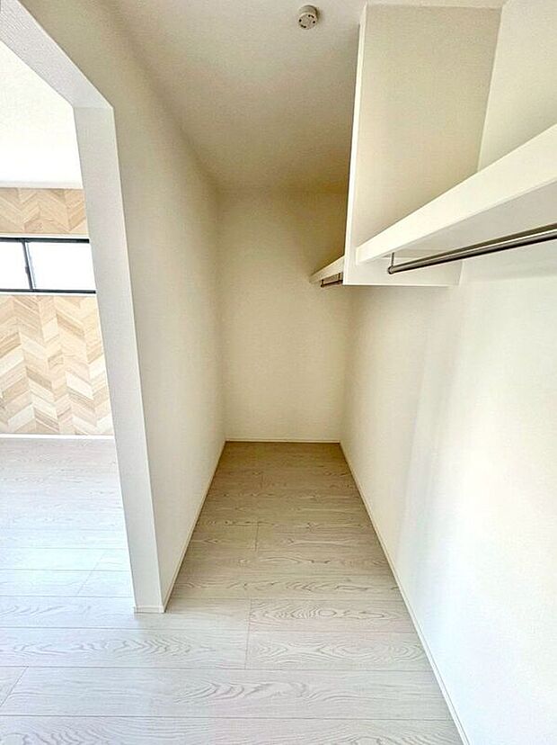 【収納】☆WIC(洋室A)☆パイプハンガー付きが嬉しいウォークインクローゼット♪大きな荷物もスッキリ片付きます♪