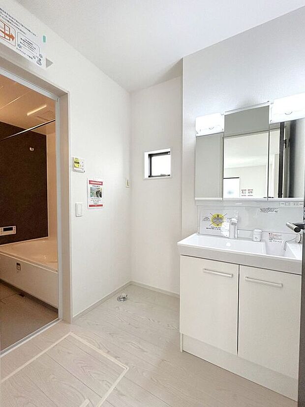 【洗面】☆洗面脱衣室☆ゆとりのある広さの洗面脱衣室♪洗面台は使い勝手の良い三面鏡仕様♪鏡裏にも収納スペースしっかり完備♪