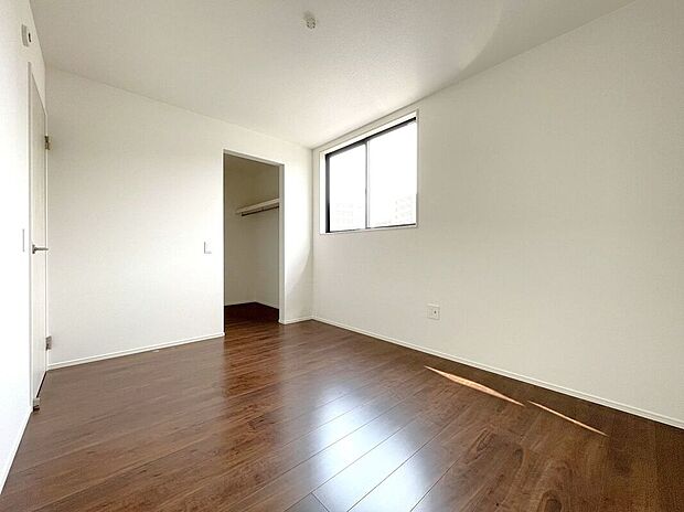 【室内】☆洋室B(6帖)☆腰高窓の家具の配置がしやすいお部屋♪家具選びの幅が広がります♪