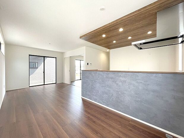 【リビング】☆リビング☆ブラウン系のフローリングなので、ヴィンテージや和テイストなど、お好みのインテリアスタイルを楽しむことができます(^^♪