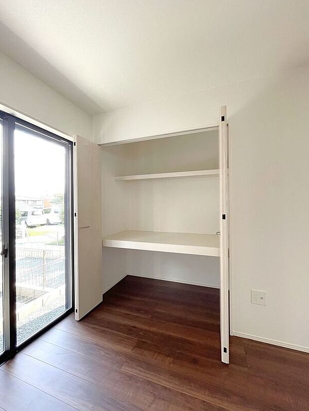 【収納】☆クローゼット(4.5帖洋室)☆容量大きめなので、お部屋がすっきり片付きます♪