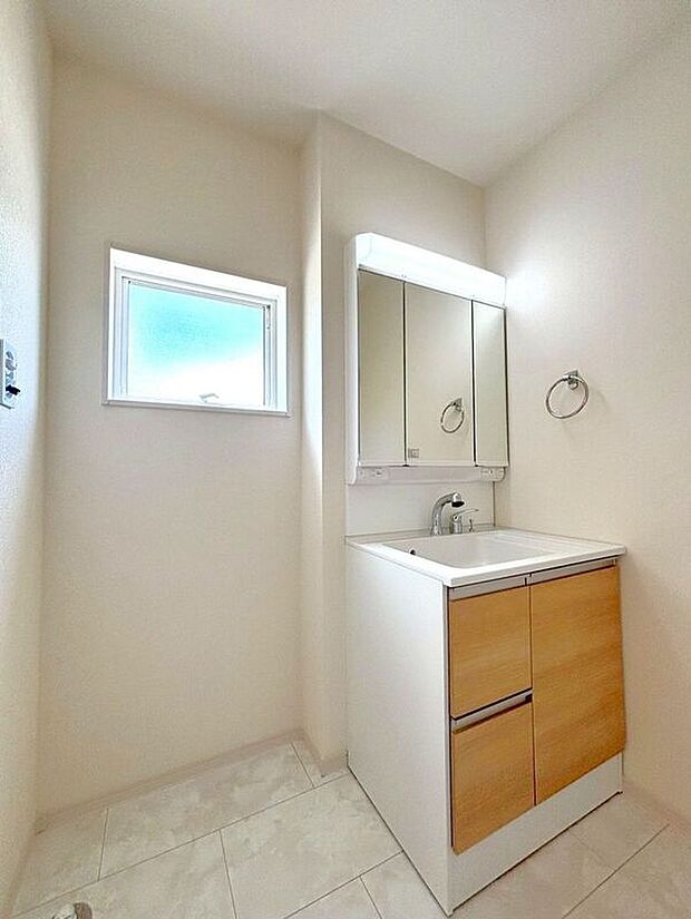 【洗面】☆洗面脱衣室☆ゆとりのある広さの洗面脱衣室♪洗面台は使い勝手の良い三面鏡仕様♪鏡裏にも収納スペースしっかり完備♪