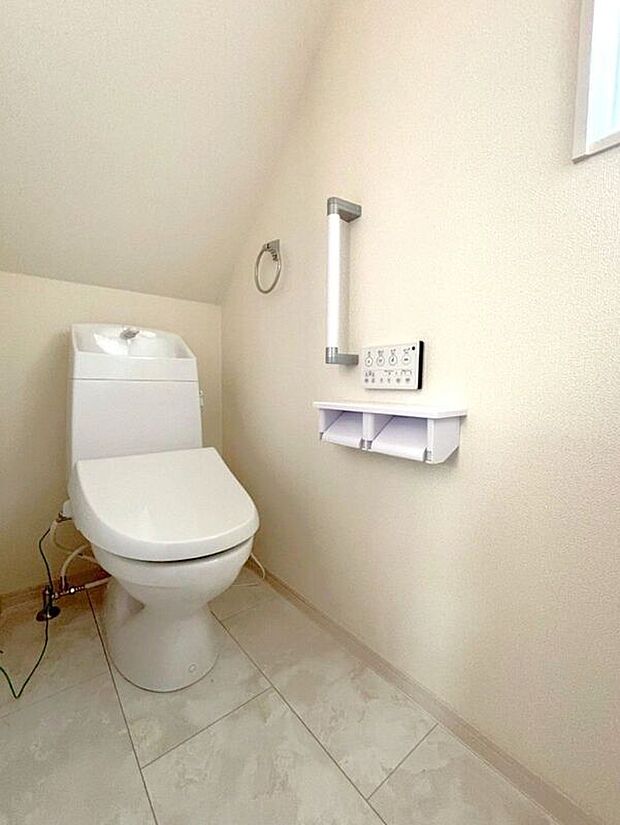 【トイレ】☆トイレ☆忙しい朝も安心の各階設置♪冬場特に重宝する温水便座機能付き♪小窓が付いているので換気もしっかり行えます♪