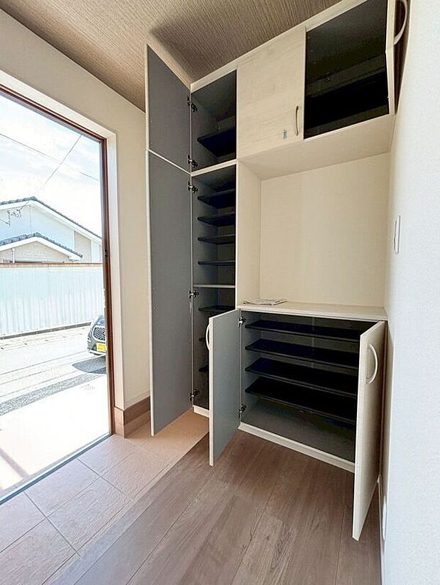 【玄関】☆シューズボックス☆飾り棚の付いた収納力の高いシューズボックス♪フォトフレームやお花を飾ってお洒落な玄関スペースに♪