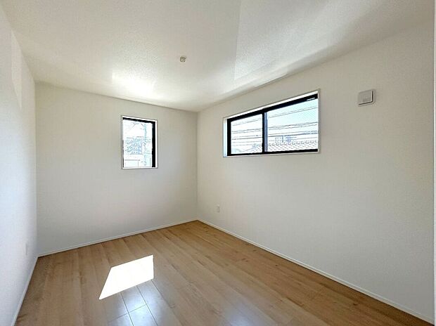 【室内】☆洋室B☆2面採光で明るく、家具の配置がしやすいお部屋♪