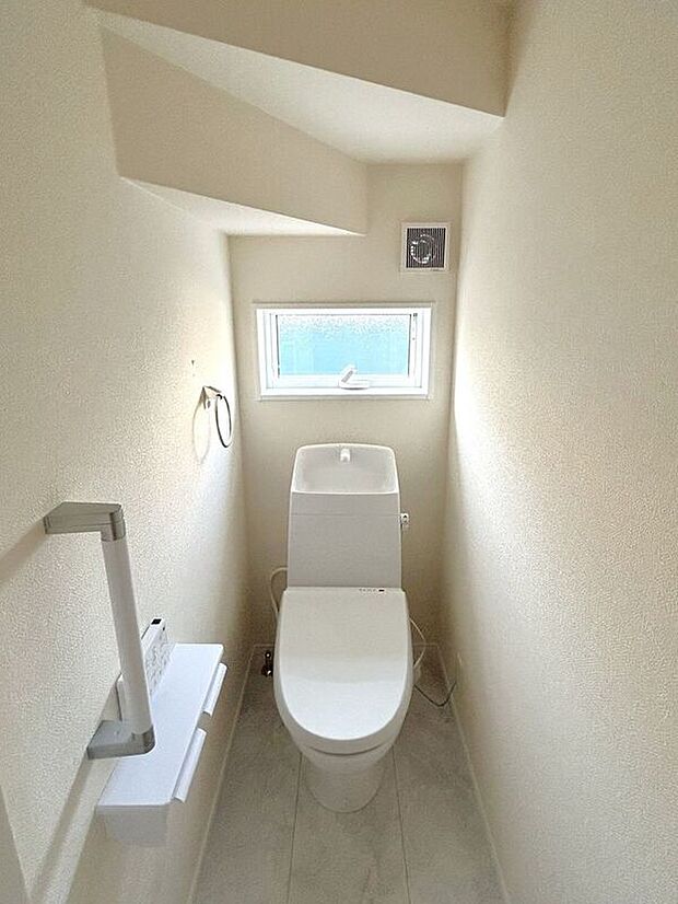 【トイレ】☆トイレ☆忙しい朝も安心の各階設置♪冬場特に重宝する温水便座機能付き♪小窓が付いているので換気もしっかり行えます♪