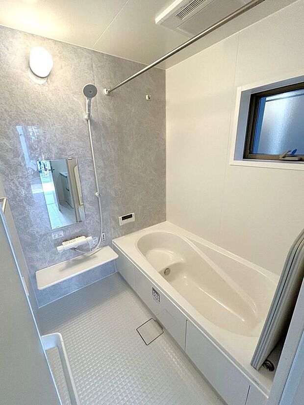 【バス】☆浴室☆1坪タイプのユニットバス♪足を伸ばしてゆったりとご入浴頂けます♪一日の疲れを癒す空間です♪