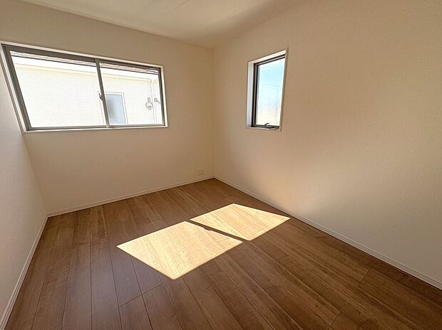 【室内】☆5.75帖洋室☆2面採光で明るいお部屋♪ベッドや学習机を置いてお子様部屋におすすめです♪