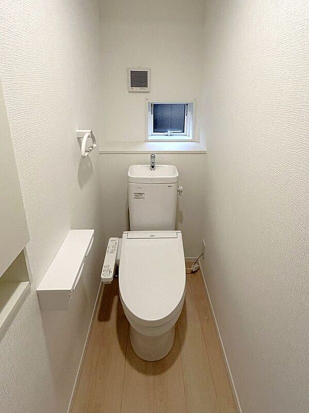 【トイレ】☆トイレ☆忙しい朝も安心の各階設置♪冬場特に重宝する温水便座機能付き♪小窓が付いているので換気もしっかり行えます♪