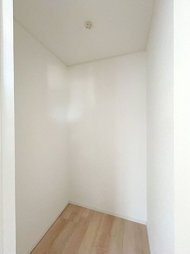 【収納】☆WIC(7帖洋室)☆たっぷり収納いただけるので、毎日のコーディネートが楽しくなります♪