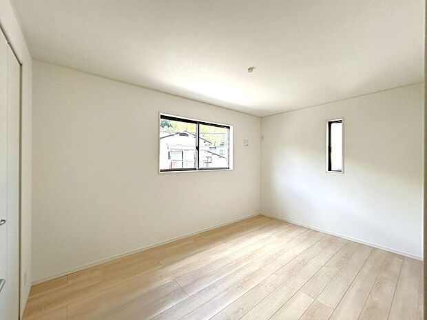 【室内】☆6.7帖洋室☆腰高窓の家具の配置がしやすいお部屋♪