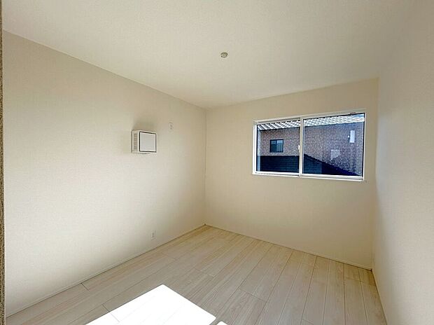 【室内】☆南側5.2帖洋室☆家具の配置がしやすいお部屋♪