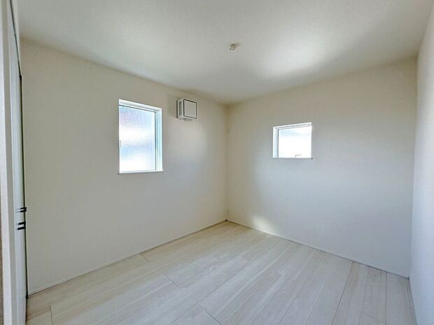 【室内】☆北側5.2帖洋室☆2面採光で明るいお部屋♪