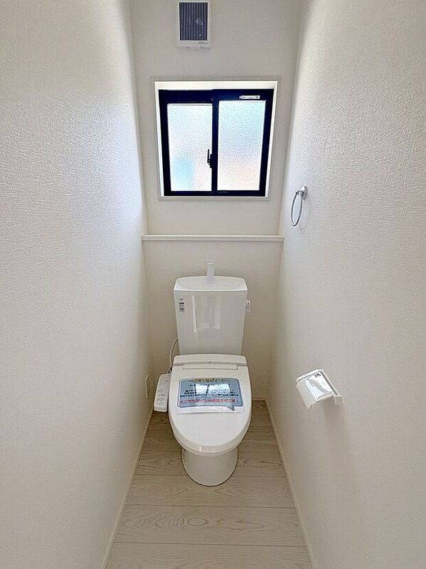 【トイレ】☆トイレ☆忙しい朝も安心の各階設置♪冬場特に重宝する温水便座機能付き♪小窓が付いているので換気もしっかり行えます♪